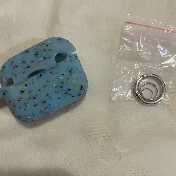AirPod pro 2 spackled case with keychain accessories - Picture 2 of 4